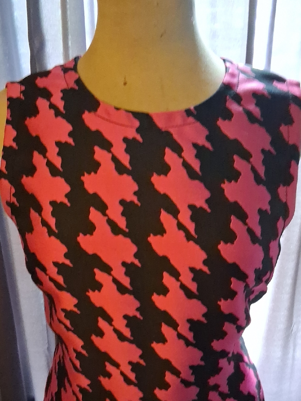 Sleeveless Pink and Black Houndstooth Mini Sheath Dress - Picture 2 of 4